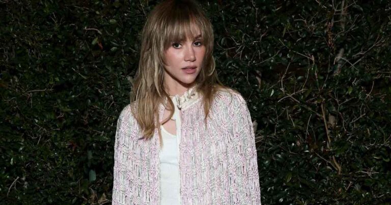 Suki Waterhouse style une cape Dior entièrement transparente avec un haut court