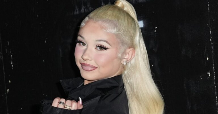 Alabama Barker lève les sourcils dans un petit combishort avec un col en V audacieux pour Coachella