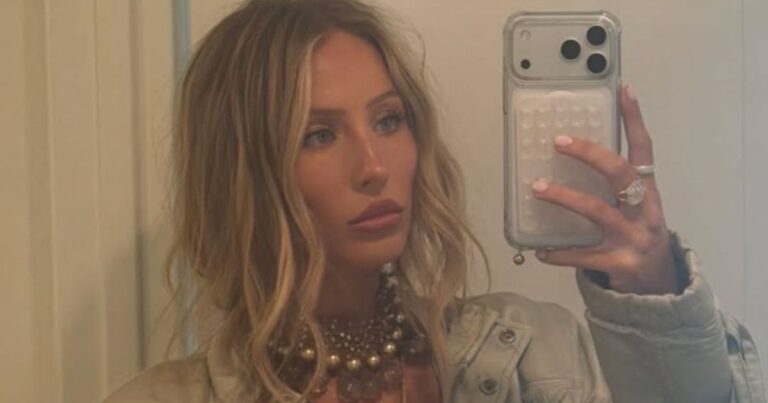 Alix Earle offre un moment de haut de bikini qui fait tourner les têtes à Coachella
