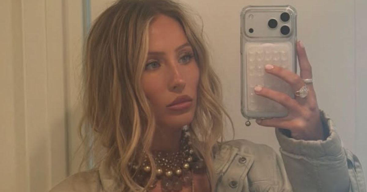 Alix Earle offre un moment de haut de bikini qui fait tourner les têtes à Coachella
