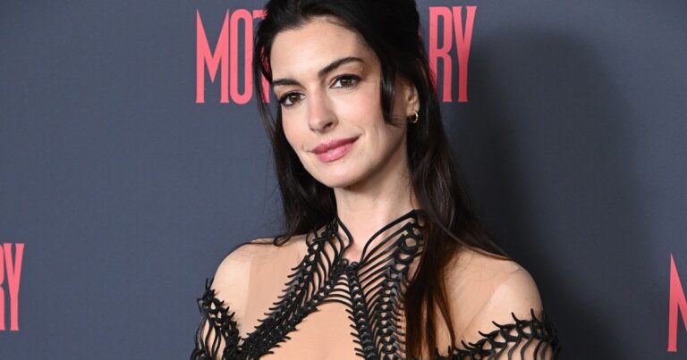 Anne Hathaway porte seins nus avec un pantalon en cuir Chanel pour Vogue Australie