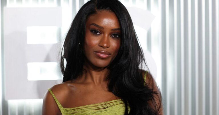 Ciara Miller s'effondre sur le trottoir après l'avoir découvert