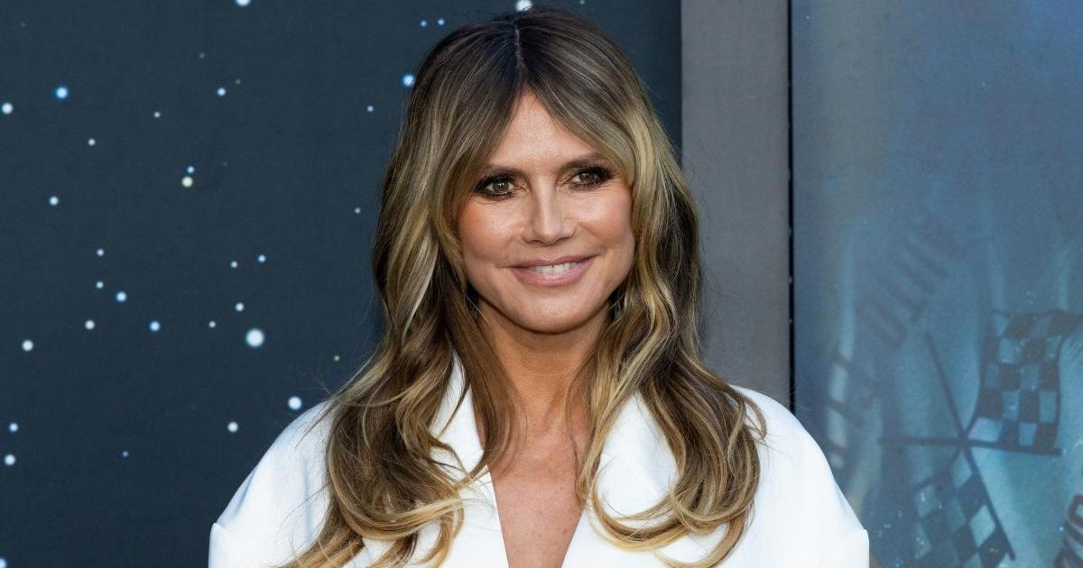 Heidi Klum accueille le week-end en Intimissimi Cami Top & Micro Shorts