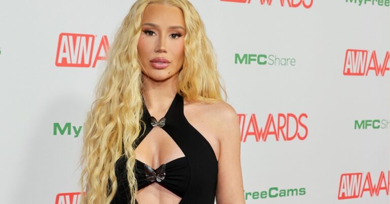 Iggy Azalea étourdit en jupe avec une fente incroyablement haute
