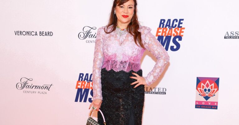 Jennifer Tilly révèle son sac à main le plus « emblématique »
