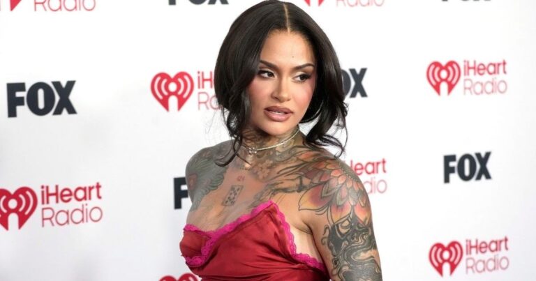 La robe Miss Claire Sullivan de Kehlani présente une fente ridiculement haute