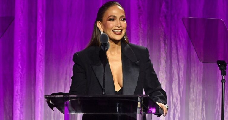 Le body entièrement transparent de Jennifer Lopez est doté de découpes audacieuses