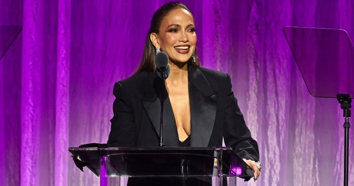 Le body entièrement transparent de Jennifer Lopez est doté de découpes audacieuses