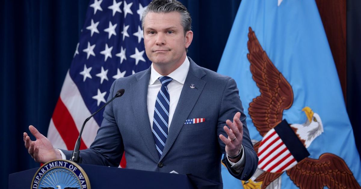 Pete Hegseth lit une fausse citation biblique de Pulp Fiction lors d'un service de prière