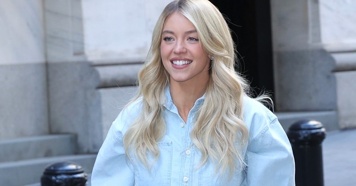 Sydney Sweeney déchire son jean pour confectionner un micro short en jean pour AE