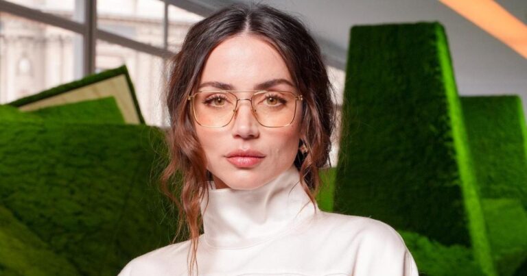 Ana de Armas montre un peu de peau dans une robe en cuir plongeante pour Louis Vuitton