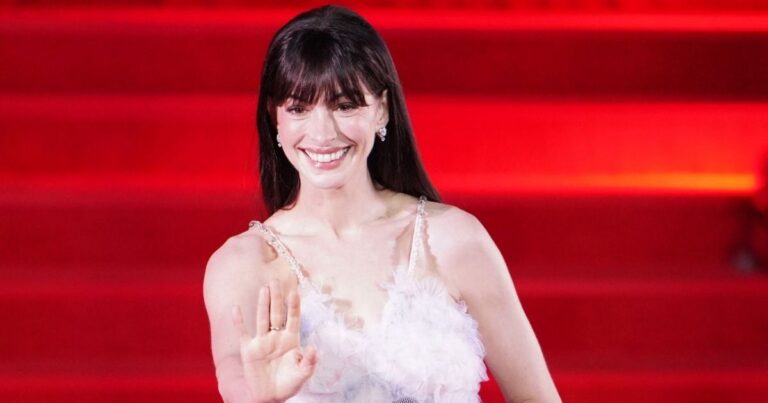 Anne Hathaway met un affichage aux longues jambes dans une mini-robe corset entièrement transparente