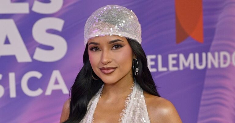 Becky G cloue la tendance Peekaboo avec son soutien-gorge plongeant furtif à travers son costume