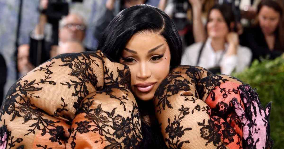 Cardi B devient effrontée dans une micro minijupe aussi courte que possible