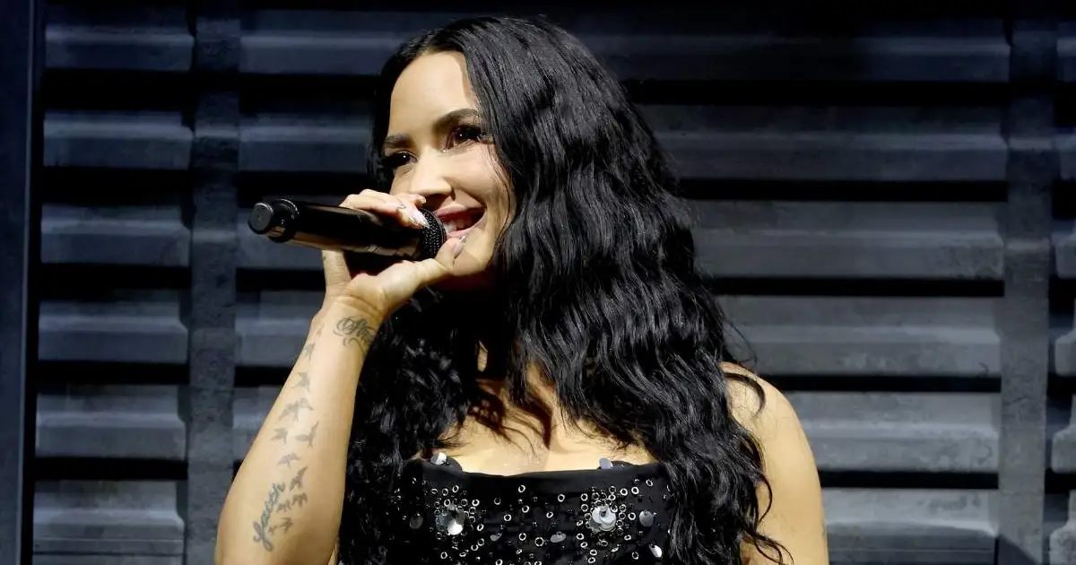 Demi Lovato dévoile son string effronté dans une minirobe transparente