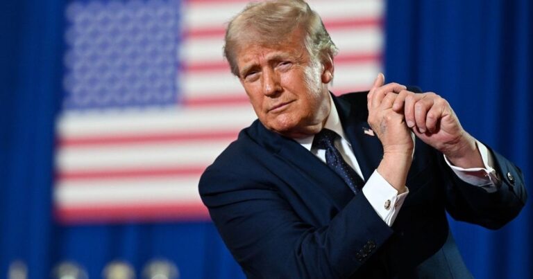 Donald Trump rit de la blague du Memorial Day suscite de graves réactions négatives