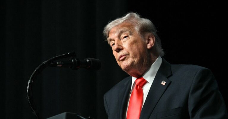 Donald Trump semble s'endormir après s'être vanté auprès des enfants de la guerre en Iran