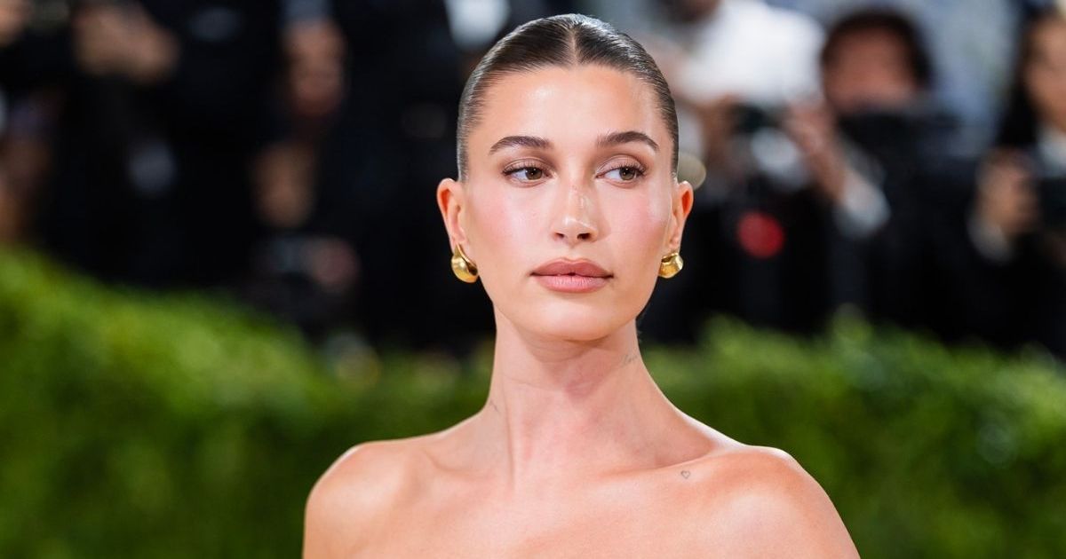 Hailey Bieber affiche ses courbes et plus dans un body moulant
