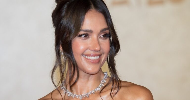 Jessica Alba fait une véritable bombe dans un corset sans bretelles à peine là