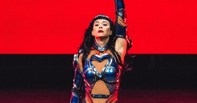 Katy Perry devient sans soutien-gorge sous un body LaQuan Smith entièrement transparent