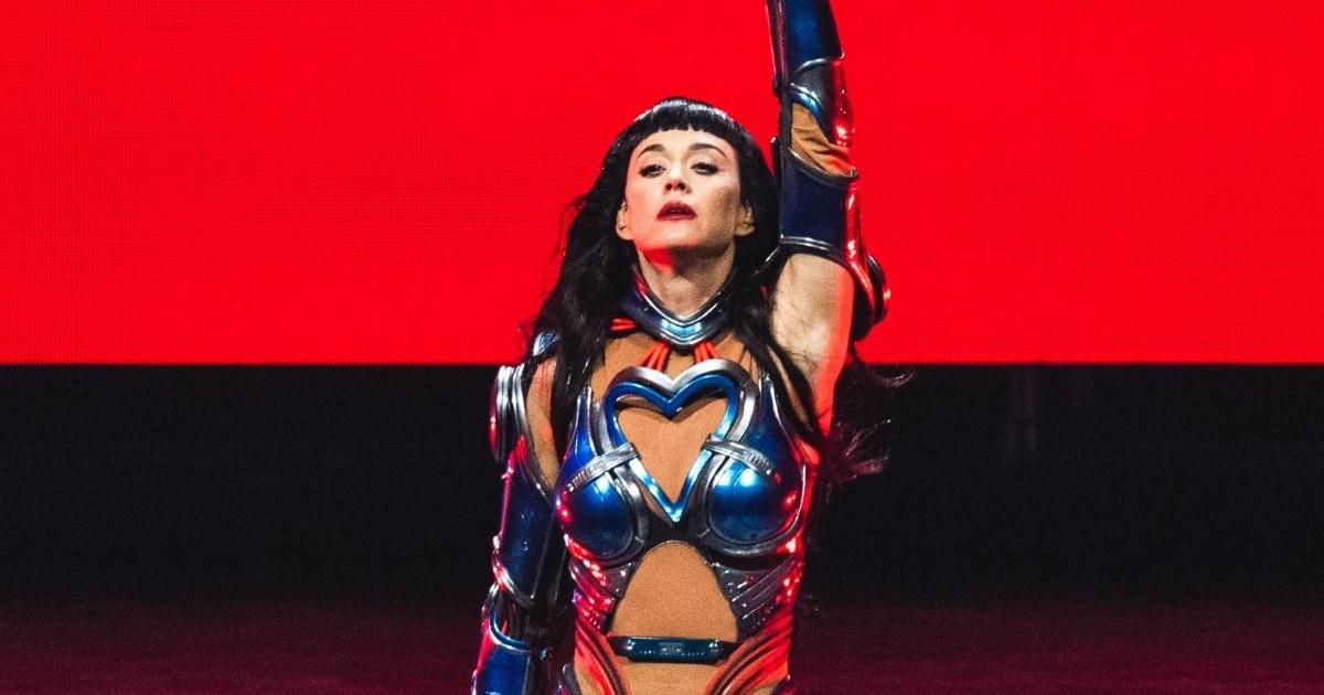 Katy Perry devient sans soutien-gorge sous un body LaQuan Smith entièrement transparent