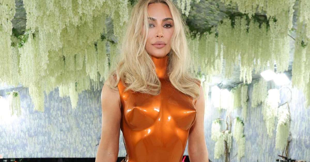 Kim Kardashian laisse tomber les mâchoires dans un maillot de bain à peine visible pendant un entraînement à la plage