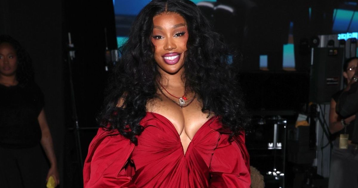 La jupe tricotée de SZA est si petite que c'est pratiquement une ceinture