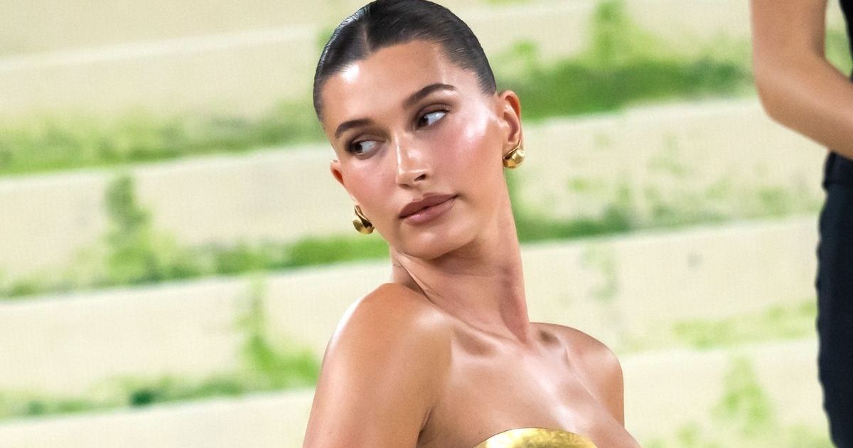 La mini-robe Teeny Tiny Micro de Hailey Bieber obtient une découpe en trou de serrure audacieuse