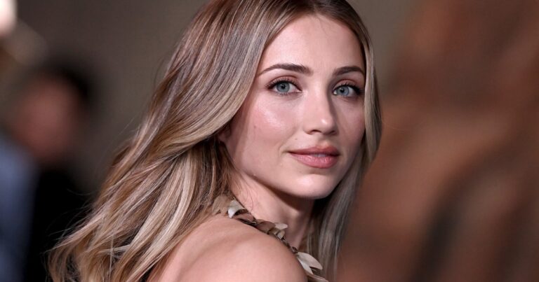 La tenue de style lingerie d'Emily Rudd révèle plus que prévu