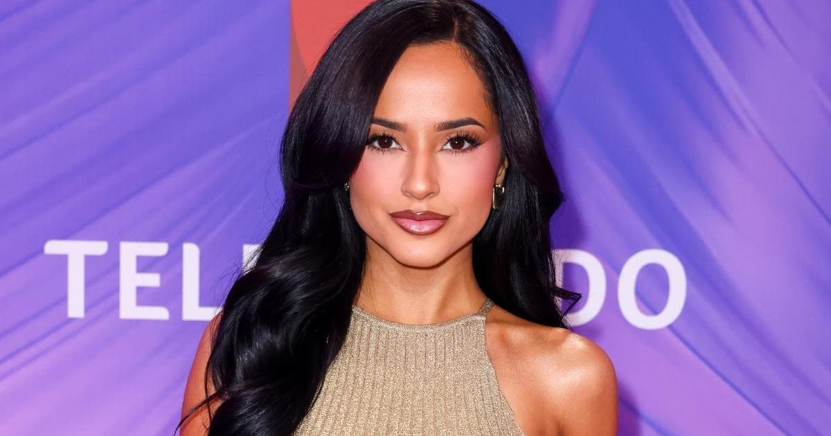 Le haut en chaîne plongeant de Becky G ne couvre presque rien