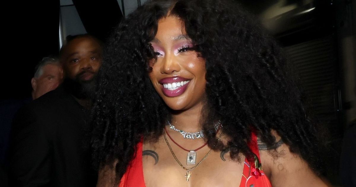 Le haut plongeant Jean Paul Gaultier de SZA ne ​​pourrait pas être plus transparent