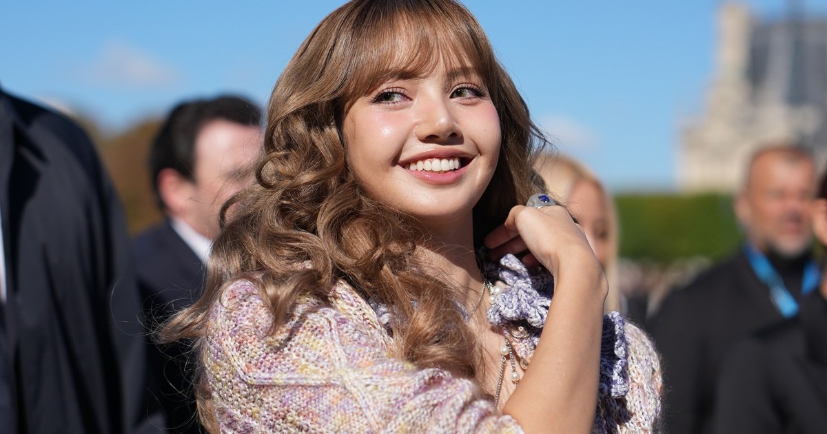 Le look after party de Lisa de BLACKPINK repose sur ce haut de soutien-gorge plongeant