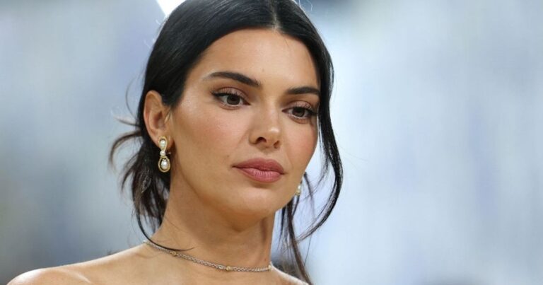 Le look corset nu de Kendall Jenner à l'after party incite les fans à dire « Merde »