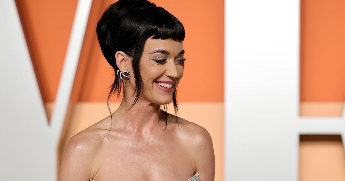 Le micro mini décolleté de Katy Perry met en valeur ses courbes