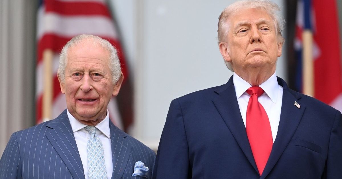 Le roi Charles « écoeuré » après avoir affirmé qu'il était le « cousin » de Donald Trump – Source