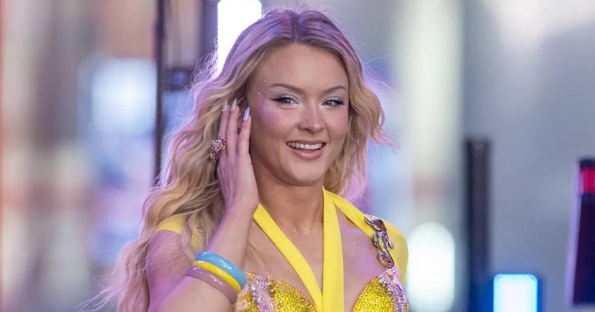 Le soutien-gorge Bedazzled de Zara Larsson obtient une micro-mini-jupe pour "Aujourd'hui"