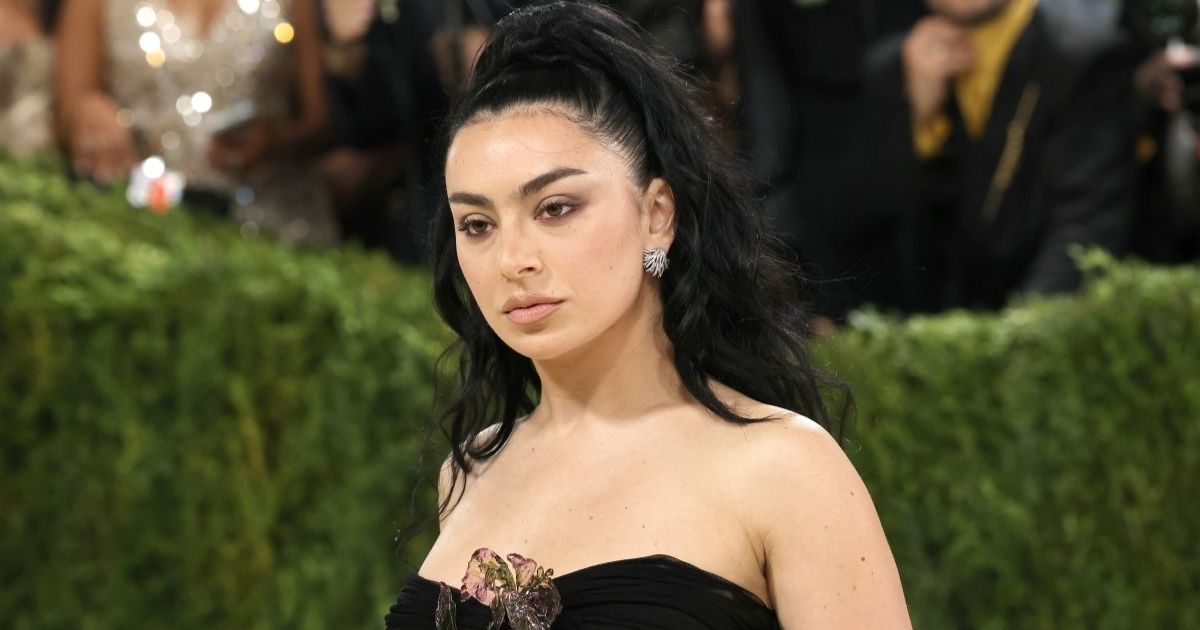 Le soutien-gorge décolleté de Charli XCX devient risqué pour le MV "Rock Music"