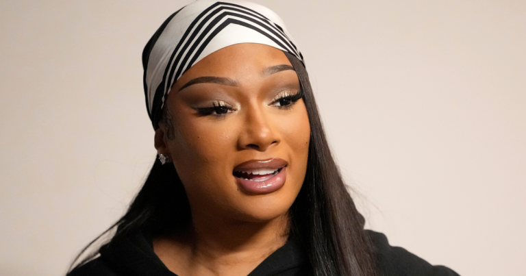 Megan Thee Stallion cloue la tendance du soutien-gorge Peekaboo dans un look de costume plongeant