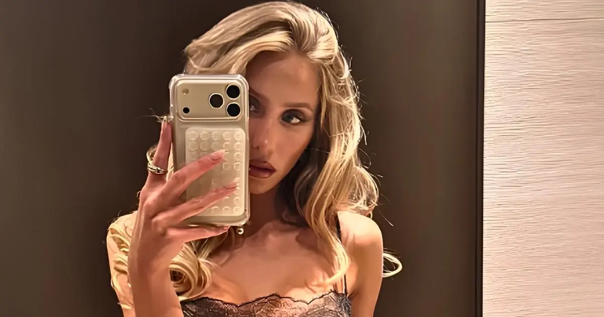 La micro-robe transparente en dentelle d'Alix Earle ressemble à de la lingerie droite