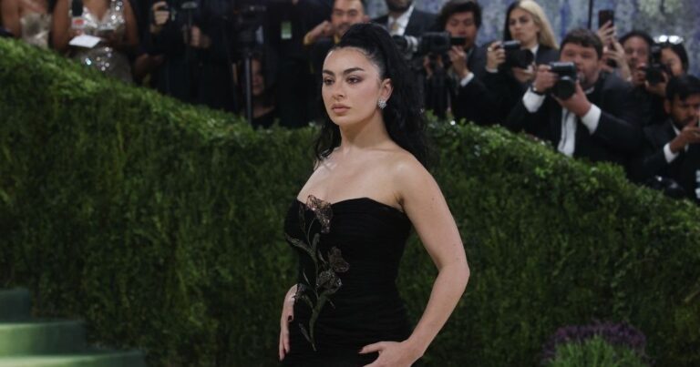 Charli XCX devient effrontée alors qu'elle sort presque de son haut de bikini filandreux