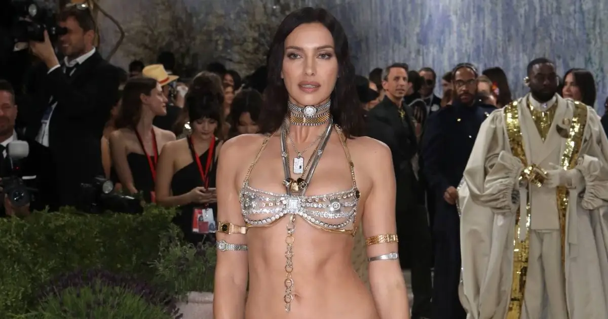 Irina Shayk réchauffe vraiment une escapade en Espagne dans un bikini à cordes étriqué