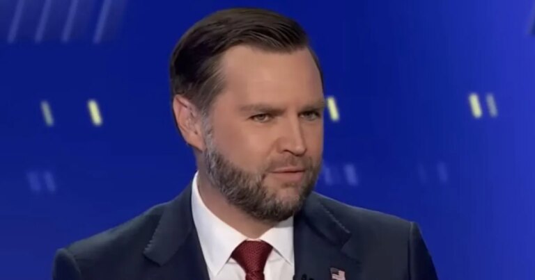 JD Vance se moque de la blague « trop gay » de l'animateur de Fox News lors d'une tournée de livres