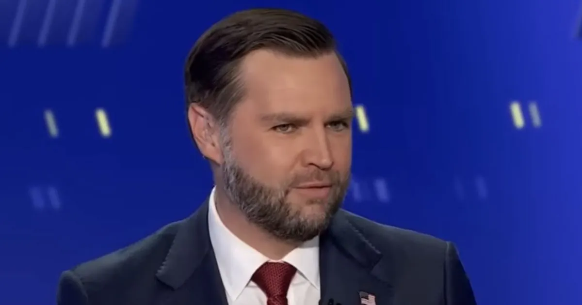 JD Vance se moque de la blague « trop gay » de l'animateur de Fox News lors d'une tournée de livres