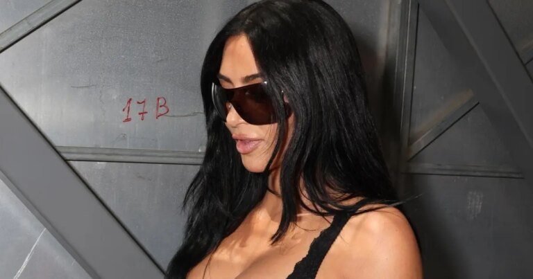 Kim Kardashian marche dans un body entièrement transparent qui ne laisse que très peu de couverture