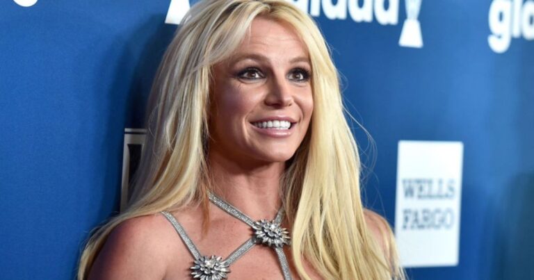 La robe à larges découpes de Britney Spears laisse très peu de couverture