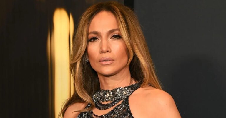 La robe plongeante D&G de Jennifer Lopez ne pourrait pas être plus transparente