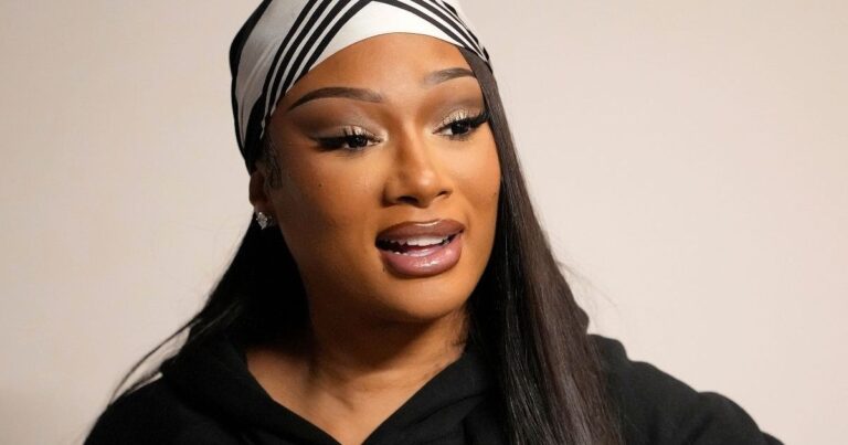 La tenue transparente de Megan Thee Stallion est couverte de trous de haut en bas