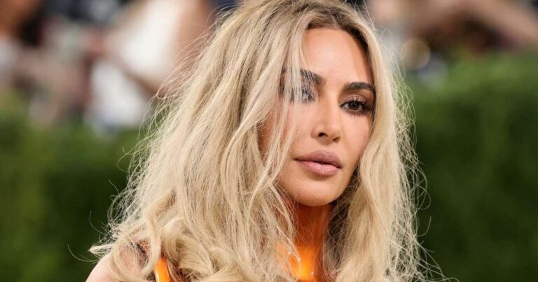 Le bikini à peine là de Kim Kardashian a complètement distrait les fans