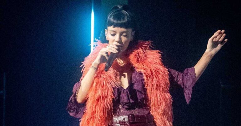 Lily Allen se met à genoux dans un body en dentelle retenu par seulement 2 ficelles