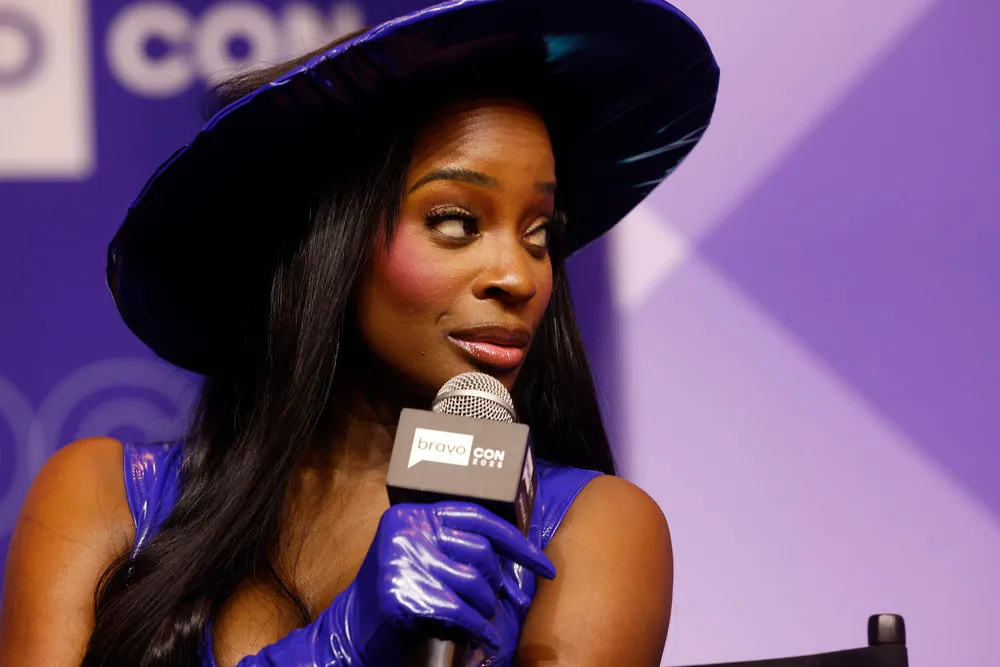 Shamea Morton en latex bleu sur scène à BravoCon 